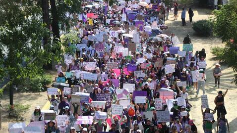 8M: Iluminan de morado el país por el Día Internacional de la Mujer