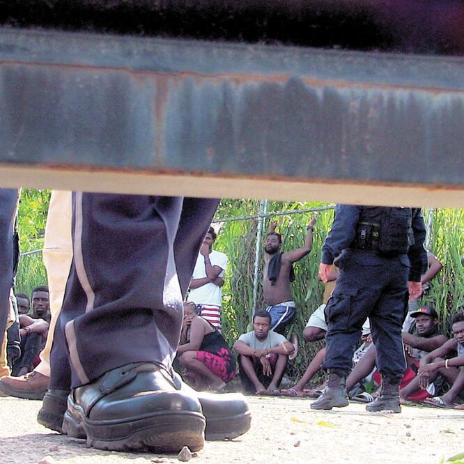 Los migrantes se mantenían sentados y acostados en el piso, exigiendo a las autoridades que los dejaran salir. MARÍA DE JESÚS PETERS. EL UNIVERSAL