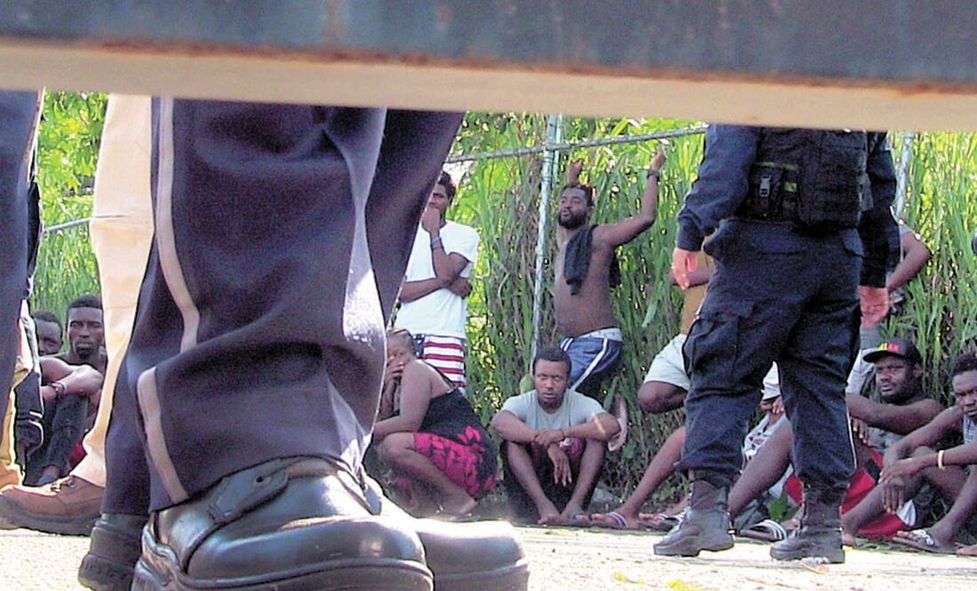 Los migrantes se mantenían sentados y acostados en el piso, exigiendo a las autoridades que los dejaran salir. MARÍA DE JESÚS PETERS. EL UNIVERSAL