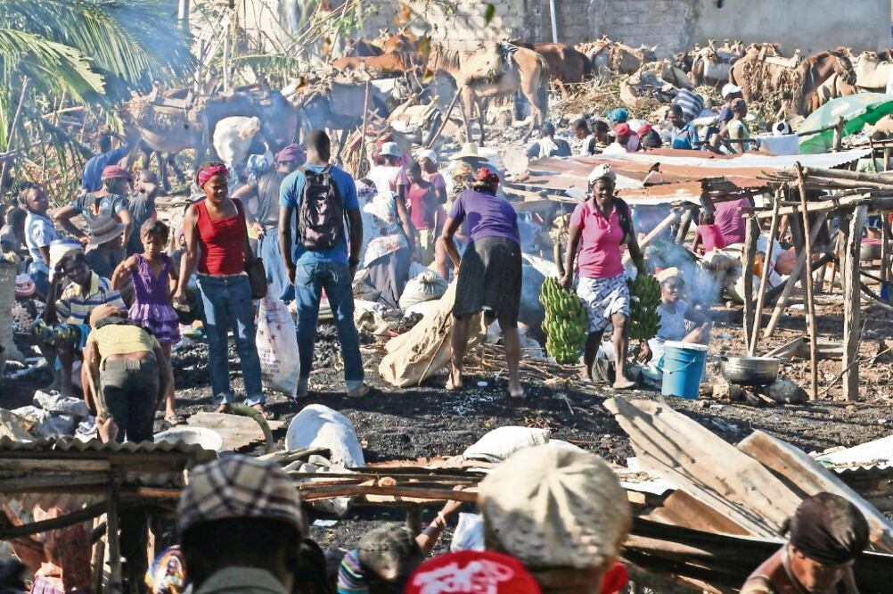Pobladores de Des Cayes, en el sur de Haití, llevan al mercado lo que pudieron rescatar de sus cosechas para intercambiarlo por otros bienes. Las autoridades temen escasez de alimentos en el país (JORGE SERRATOS)