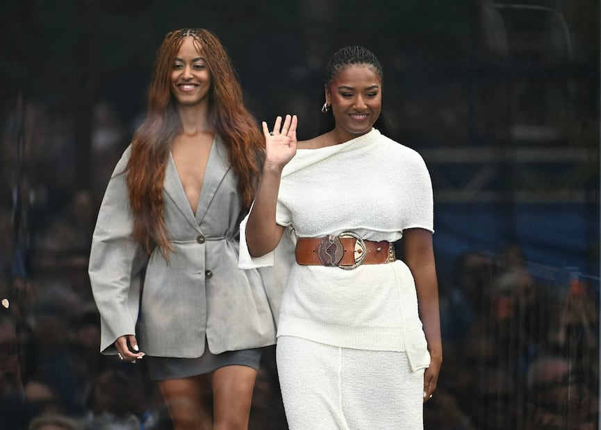 Malia y Sasha Obama, en la inauguración del Obama Presidential Center, en Chicago, Illinois. FOTO: KENT NISHIMURA. AFP