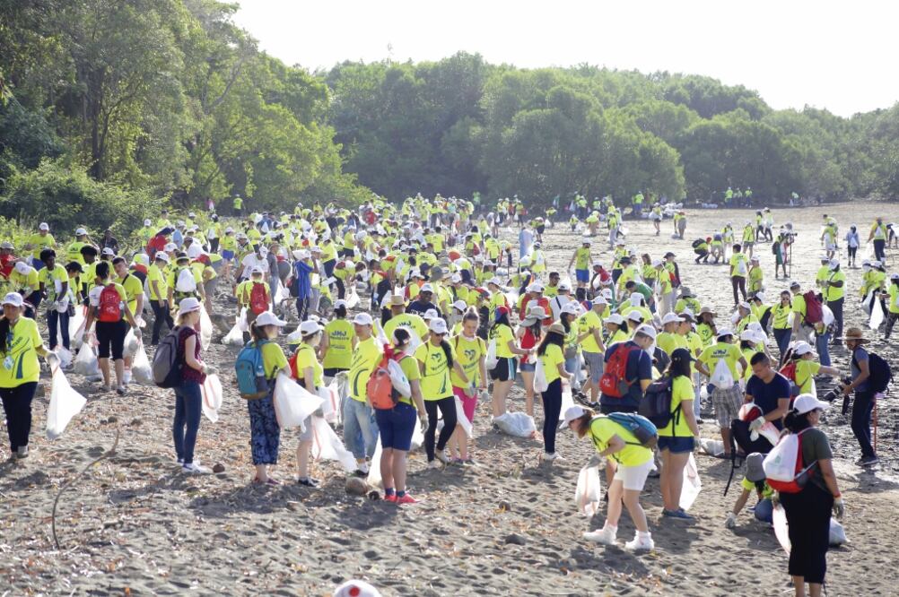 Al menos 2 mil voluntarios de la Jornada Mundial de la Juventud se reunieron ayer en el malecón de Costa del Este, en Ciudad de Panamá, a recolectar basura.