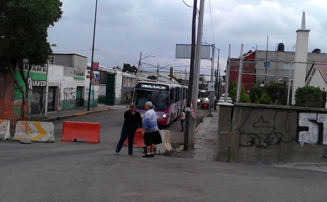 Vecinos detienen el paso de las unidades./Emilio Fernández - EL UNIVERSAL