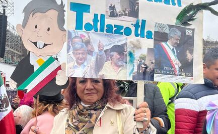 Con mariachis, corridos y amlitos, simpatizantes despiden a AMLO de Palacio Nacional