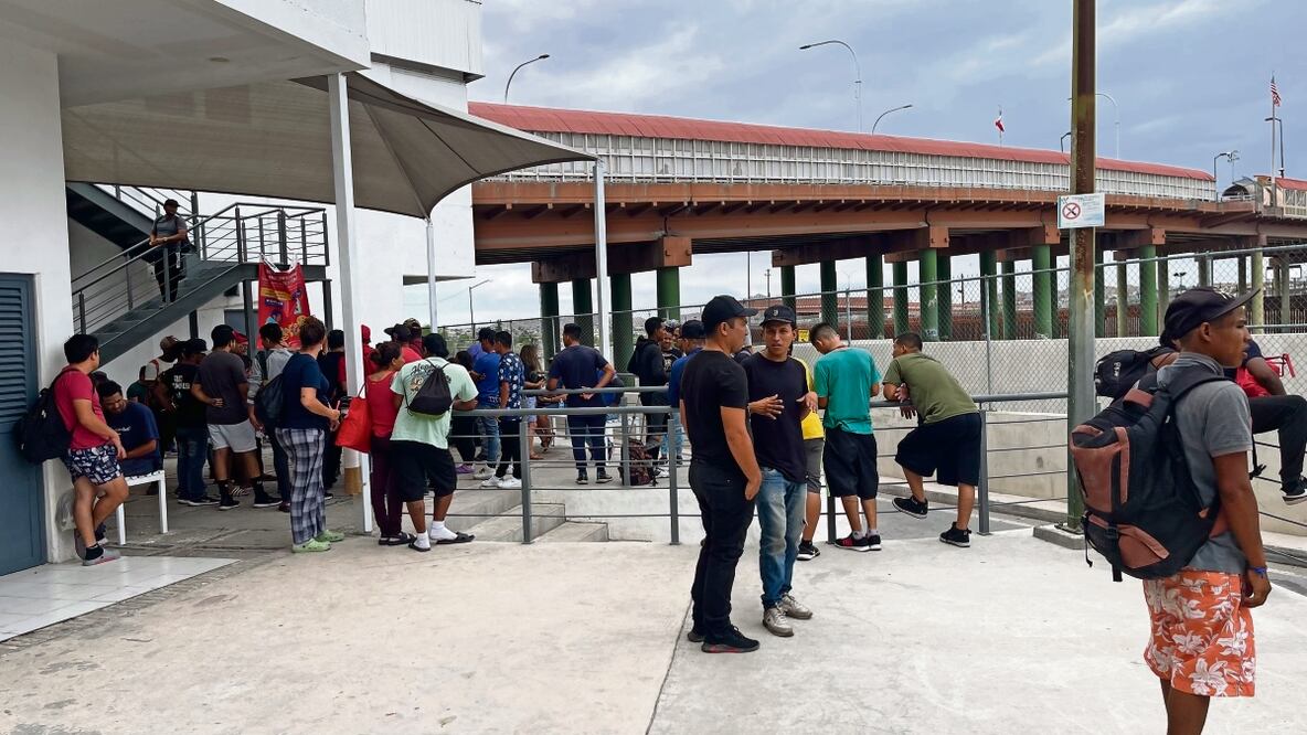 Decenas de migrantes estaban alrededor del Puente Negro y de Coespo analizando si se iban a un albergue o se quedaban en la calle. Foto: Paola Gamboa / El Universal