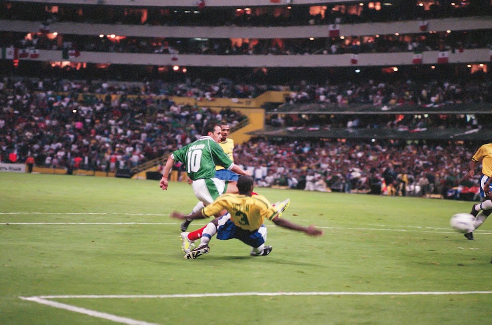 Cuauhtémoc Blanco define en la final ante Brasil - Foto: Twitter @EstadioAzteca