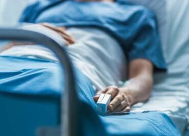 Mujer sufre "enfermedad del vampiro"; es real, el ajo podría matarla