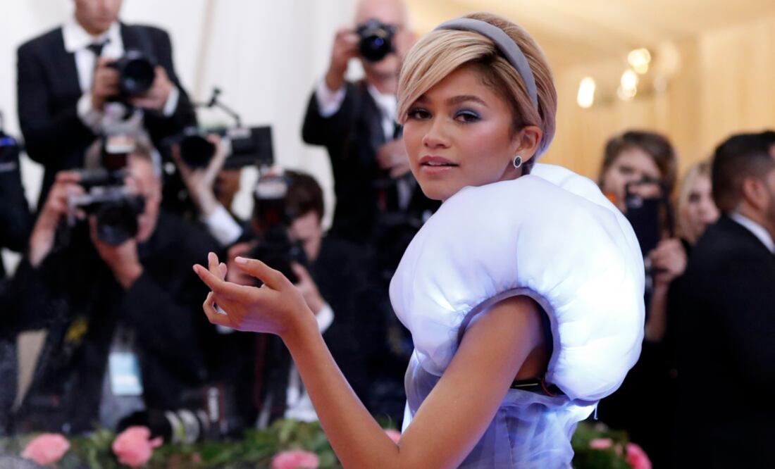 Zendaya lució un look muy fashionista inspirado en la película de Disney, La Cenicienta. Foto: REUTERS