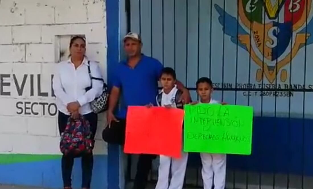 Los niños se mantuvieron al exterior de la escuela portando carteles. Foto: Especial