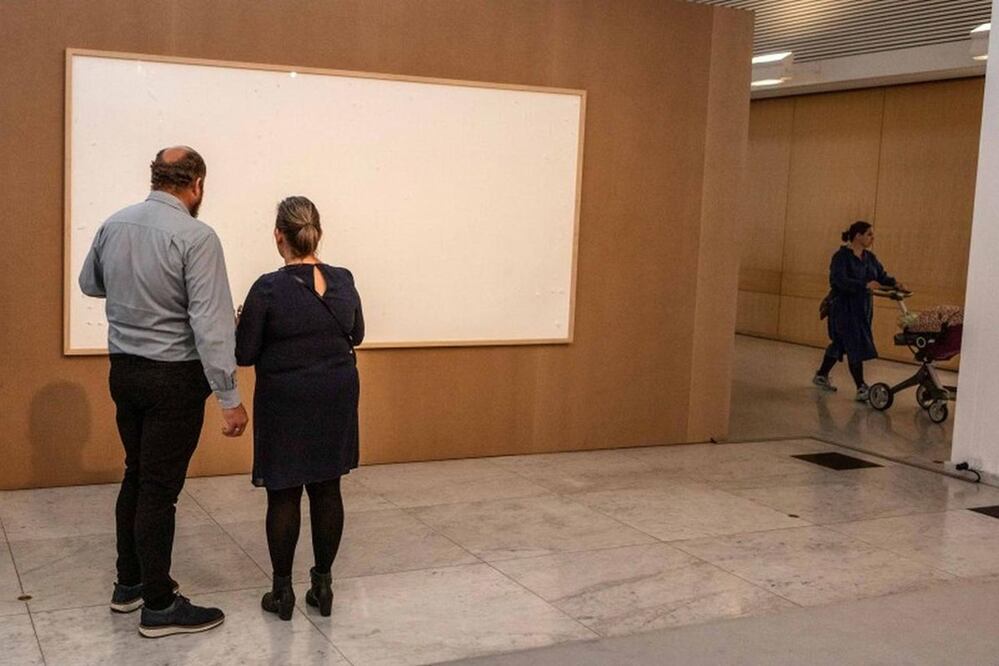 El centro Kunsten expone lienzos en blanco del artista Jens Haaning. Foto: EFE