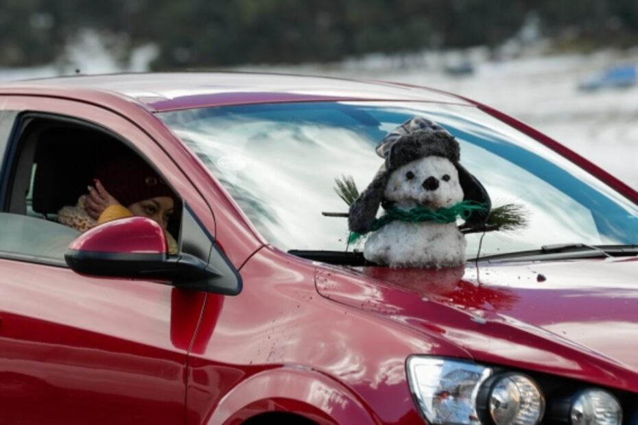 FOTOS Y VIDEO: En el Ajusco capitalinos disfrutan del frío con muñecos de nieve y guerritas