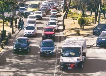 Este jueves 27 de febrero no circulan autos con engomado verde