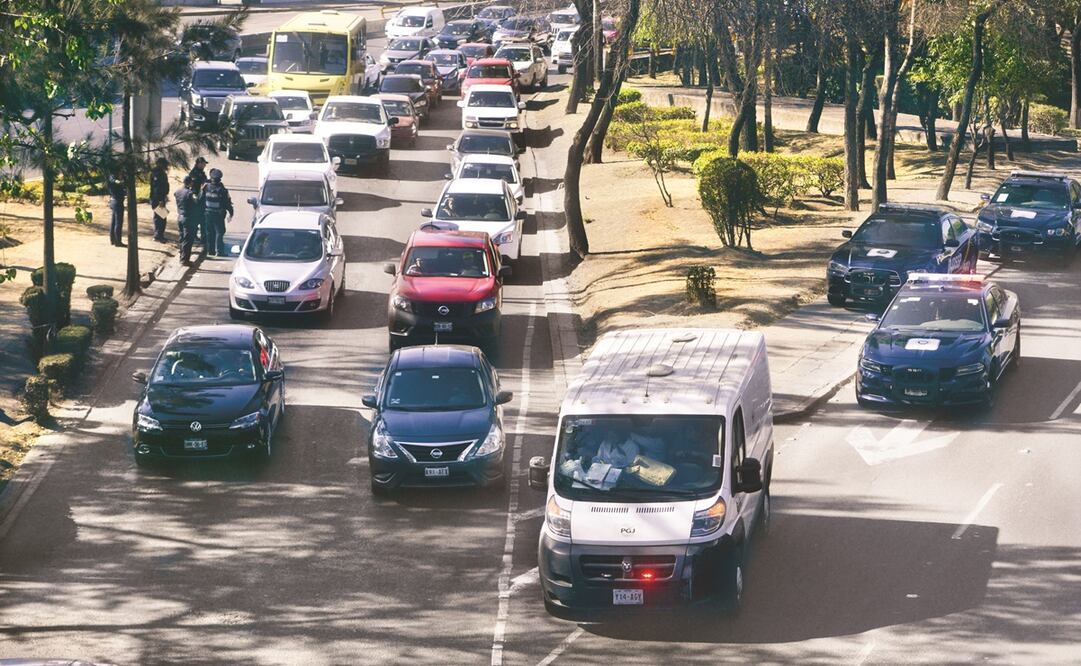 Este jueves 27 de febrero no circulan autos con engomado verde