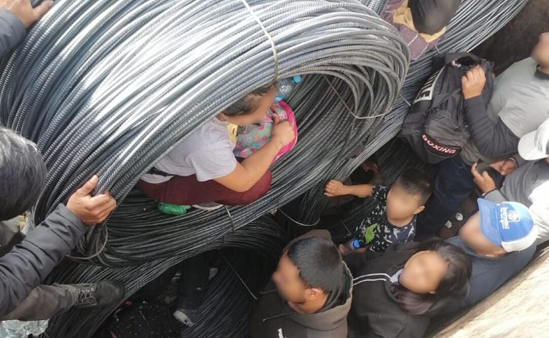 Migrantes rescatados en Empalme cuando viajaban en rollos de alambre del tren. Foto: INM