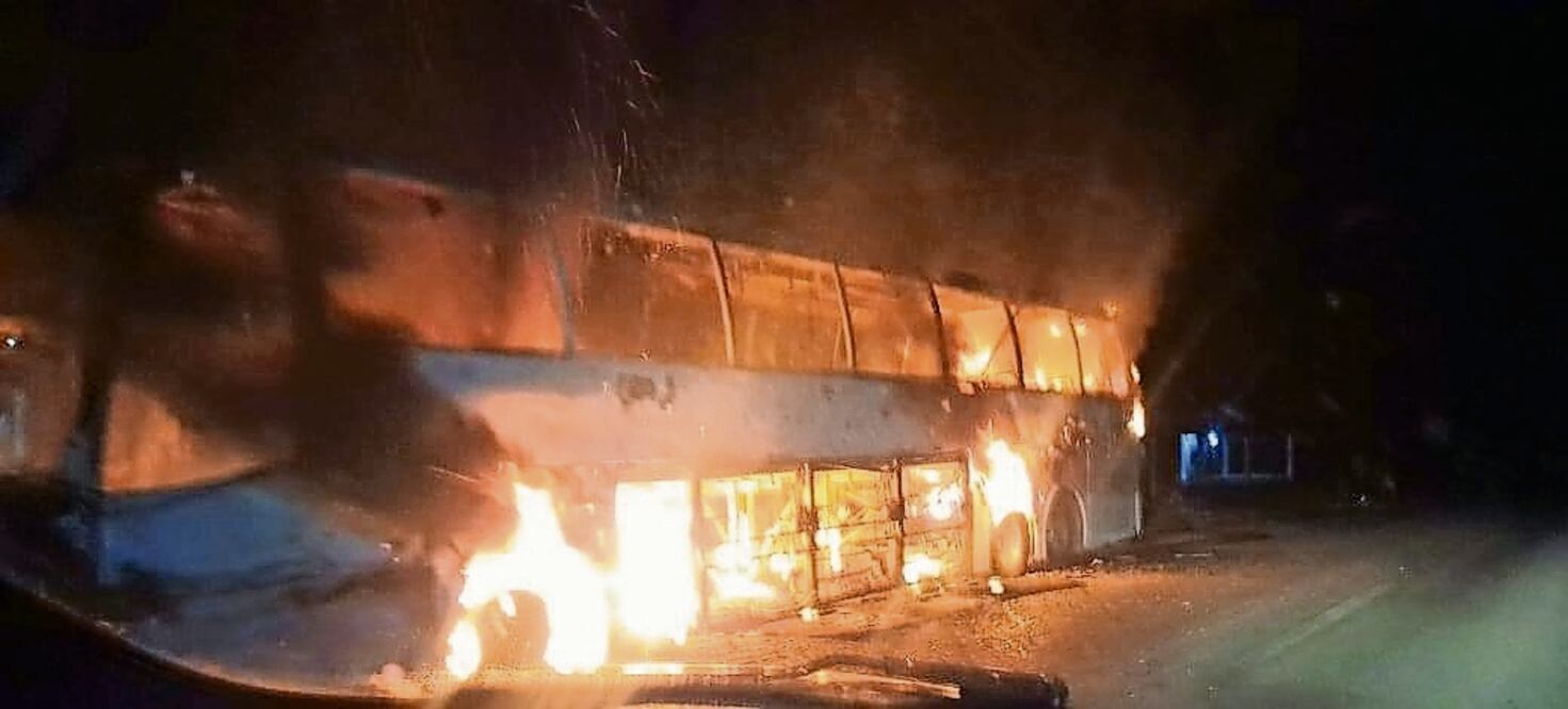 Hombres armados prendieron fuego a un autobús en el municipio tabasqueño de M acuspan. Foto: Especial