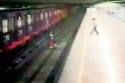 Mujer arroja a su hijo a las vías del Metro; los rescatan