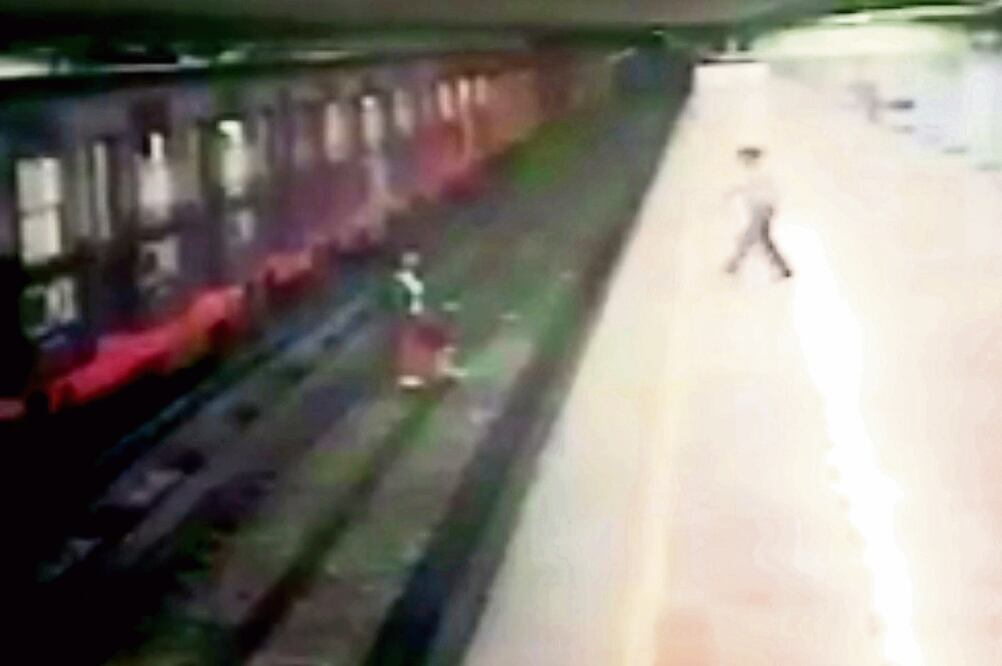 Cámaras de seguridad del STC captaron el momento en que la mujer lanza a su hijo a las vías. (Foto: tomada de video)