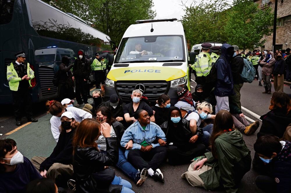 Una manifestación alrededor de camionetas policiacas que debían sacar a solicitantes de asilo de un hotel en Peckham, Londres, Inglaterra. Foto: de Henry Nicholls. AFP