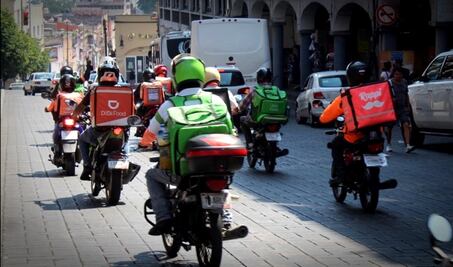 Repartidores piden liberación de "El Jirafa", compañero detenido con droga y acusado de agredir a una mujer 