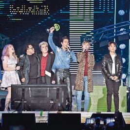 Super Junior pinta de azul el Azteca
