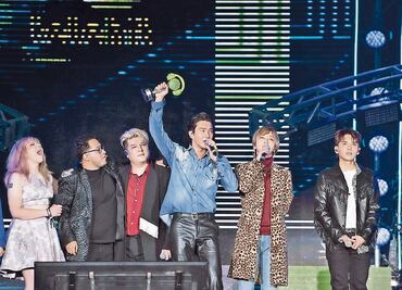 Super Junior pinta de azul el Azteca