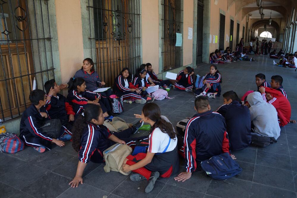 Las clases de los grupos se desarrolló en el corredor exterior del Palacio de Gobierno, con vista frente al Zócalo de la capital, ocupado aún en una parte por mentores de la CNTE. (FOTO: EDWIN HERNÁNDEZ. EL UNIVERSAL)