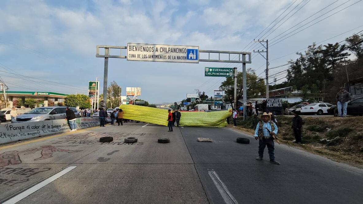 Integrantes de la Universidad Intercultural de Pueblos de Guerrero realizaron un plantón para exigir a las autoridades que se les asigne presupuesto. Foto: Especial
