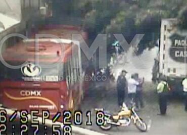 Suspenden servicio en estación Durango del Metrobús por caída de un árbol