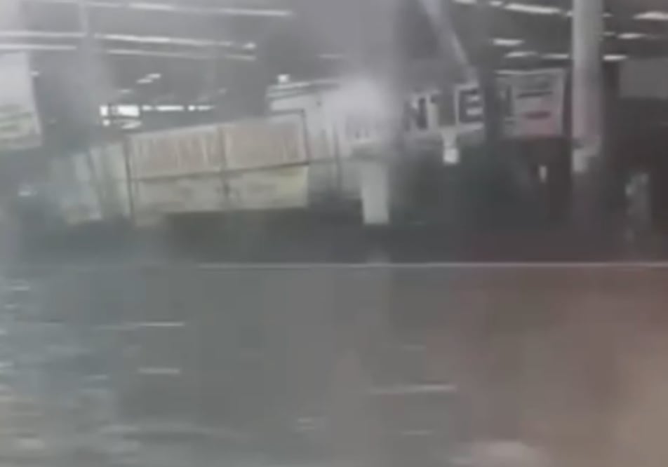 La lluvia registrada la tarde de este martes 19 de mayo ha dejado como saldo encharcamientos en la Vía José López Portillo. Foto: Especial