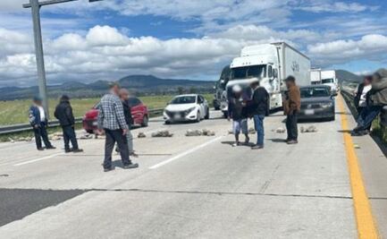 Campesinos bloquean la autopista Arco Norte; automovilistas y transportistas permanecen varados