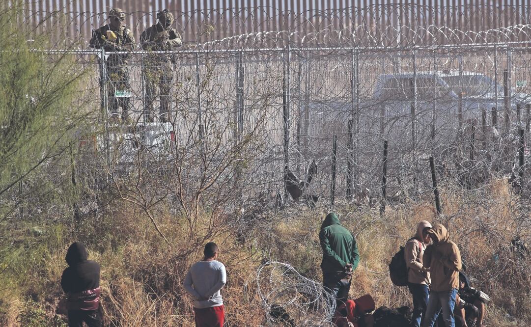 Elementos de la Guardia Nacional de Texas dispararon balas de goma y gas pimienta contra migrantes que esperaban que los dejaran entrar a territorio estadounidense. Foto: de Christian Torres. EL UNIVERSAL