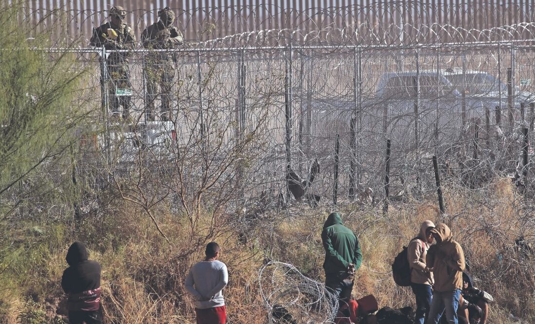 Elementos de la Guardia Nacional de Texas dispararon balas de goma y gas pimienta contra migrantes que esperaban que los dejaran entrar a territorio estadounidense. Foto: de Christian Torres. EL UNIVERSAL