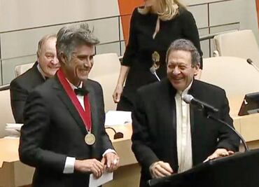 Alejandro Aravena recibe el Pritzker en la ONU
