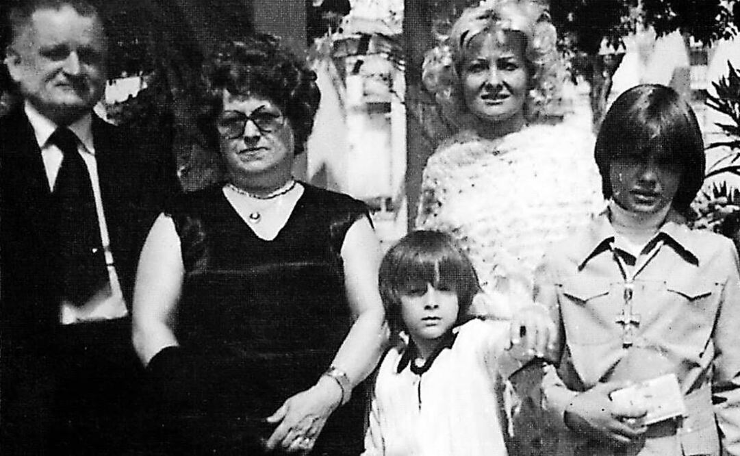 El Sol  (der.)  tuvo una buena relación con sus abuelos (izq.) en su juventud. Aquí con su madre Marcela Basteri al centro y su hermano Alejandro. FOTO: CORTESÍA