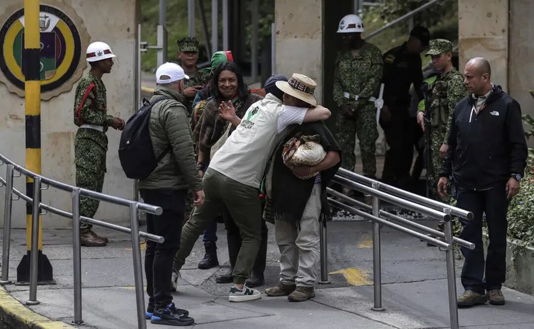 Un líder indígena y un funcionario de bienestar familiar se abrazan en la entrada del hospital donde los cuatro niños fueron atendidos. Foto: AP