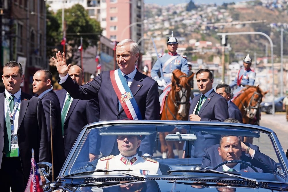 El presidente de Chile, José Antonio Kast, ayer al saludar a sus seguidores al salir del Congreso tras su ceremonia de toma de posesión en Valparaíso. Foto: Gustavo Garello / AP