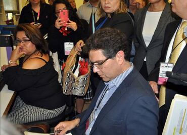 Ríos Piter inicia revisión de firmas para candidatura ante el INE