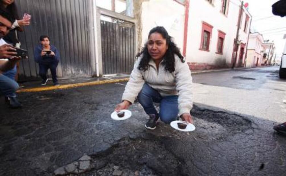 Vecinos celebran el cumpleaños de un bache en Toluca