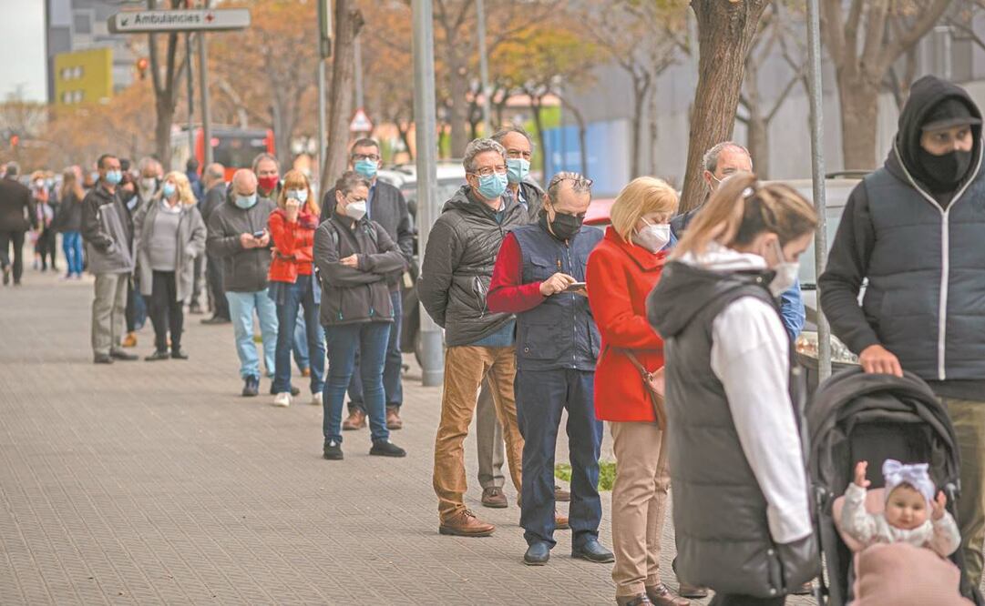 Cajas con la vacuna de AstraZeneca llegan al aeropuerto de Mogadiscio, Somalia. Mientras, en Barcelona hacen fila para inmunizarse con esa sustancia. Fotos: Archivo/ AP y Emilio Morenatti/ AP.