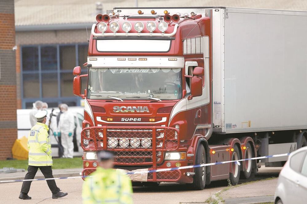 Una caravana policiaca escoltó el tráiler en el que fueron encontrados los 39 cuerpos en Essex, a orillas del río Támesis. PETER NICHOLLS. REUTERS