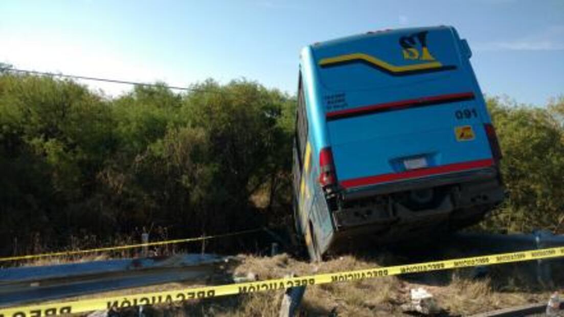 Al menos 30 lesionados y 2 muertos en accidente carretero en Zacatecas
