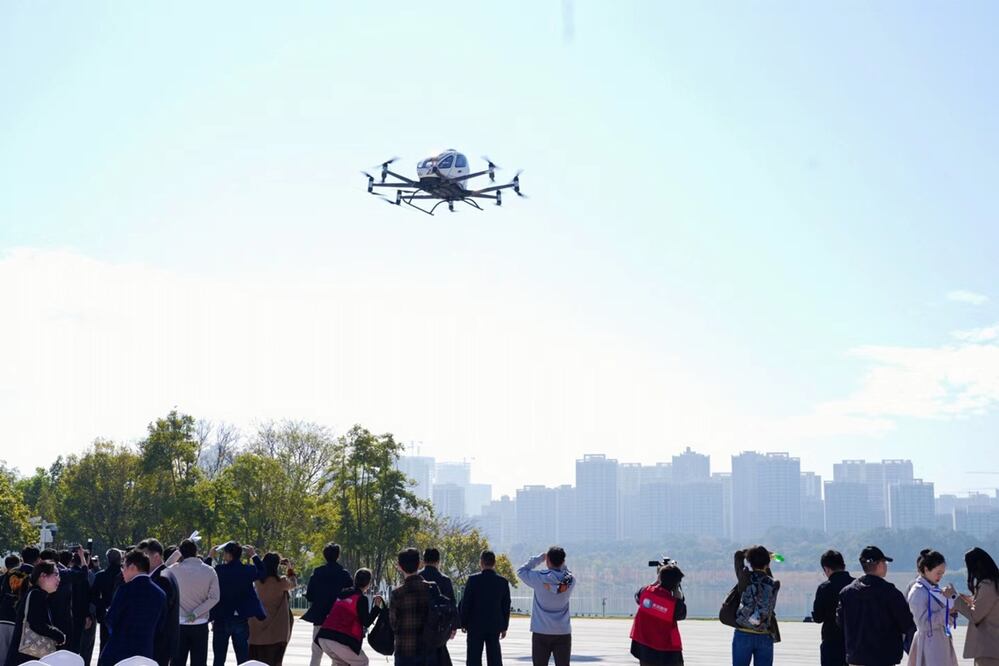 La demostración del taxi volador fue en el Parque Central de Luogang en Hefei, provincia de Anhui, en el este de China. Foto: tomada de X de EHang