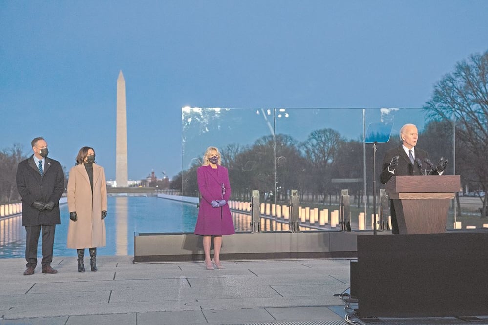 El presidente electo Joe Biden homenajeó a las víctimas del Covid-19 en una ceremonia delante del estanque de la explanada de Washington, frente al Lincoln Memoria l. 