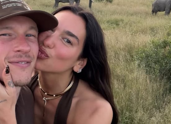 Dua Lipa y Callum Turner se casan por el civil; planean una celebración de tres días y Elton John está invitado