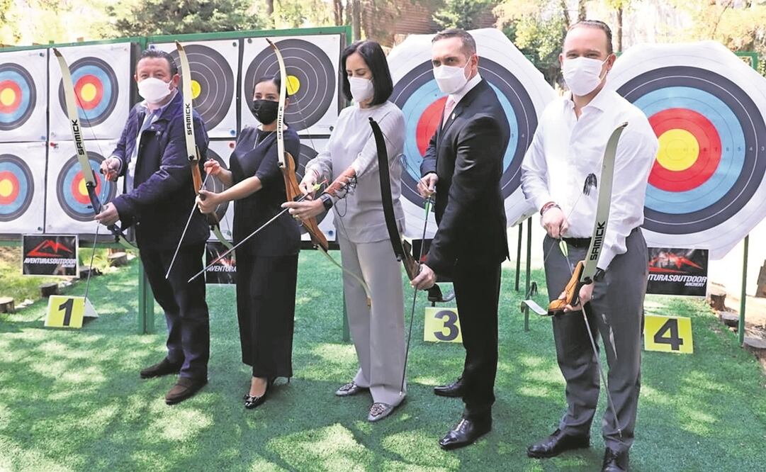 Los ediles de la oposición, cuyo vocero es Adrián Rubalcava (centro), participaron en un concurso de tiro con arco. Foto: Especial