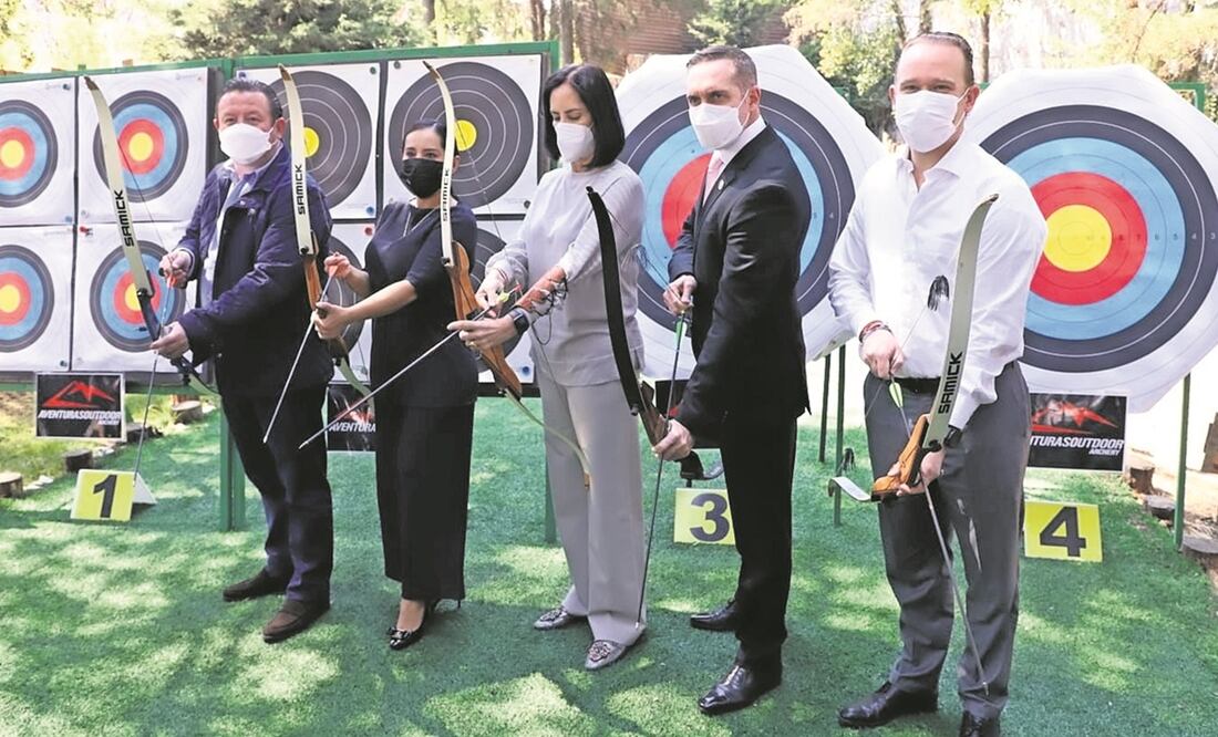 Los ediles de la oposición, cuyo vocero es Adrián Rubalcava (centro), participaron en un concurso de tiro con arco. Foto: Especial