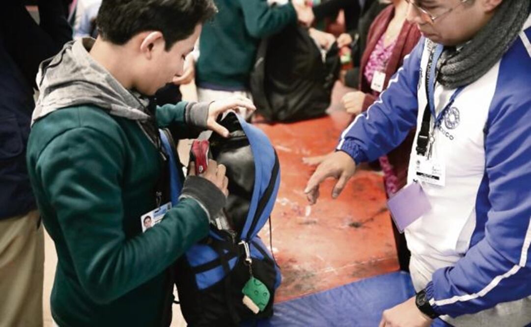 Safe Backpack Program in action - File photo/EL UNIVERSAL