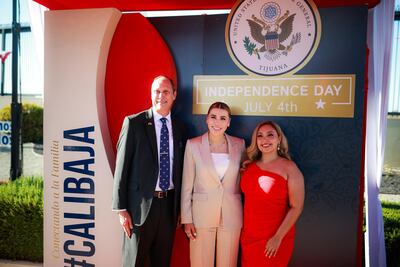 Marina del Pilar asiste a celebración de la Independencia de EU; es invitada por cónsul general en Tijuana, Christopher Teal