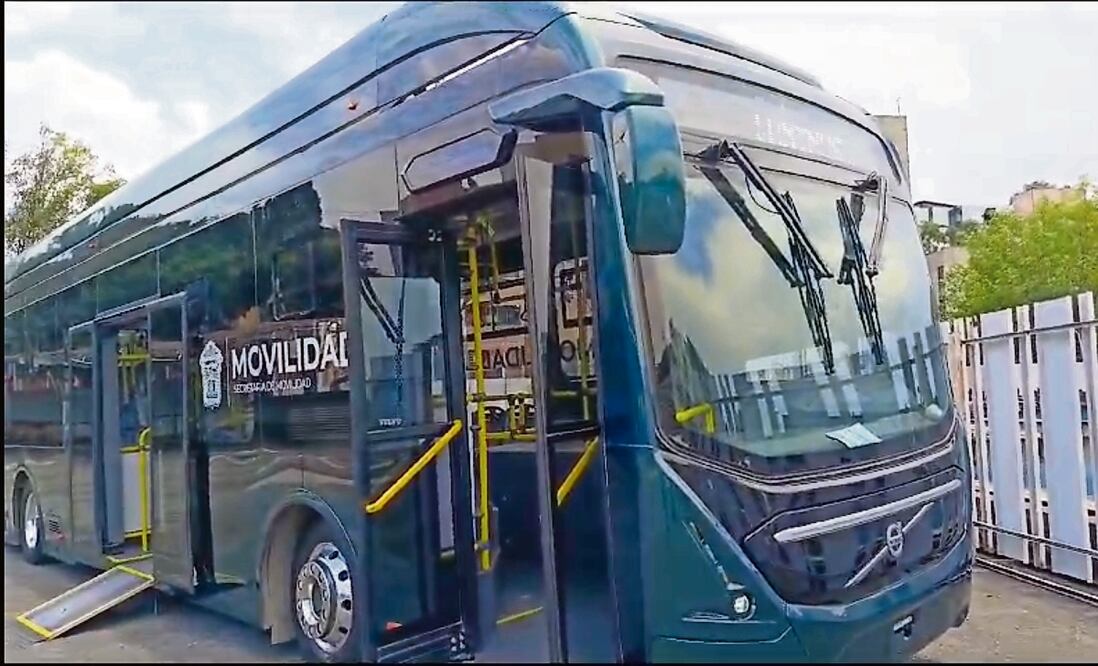 Se presentaron cuatro prototipos de autobuses para dar servicio hacia los trenes Suburbano e Interurbano. Foto: Rebeca Jiménez EL UNIVERSAL