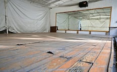 Estudian danza con duelas y barras dañadas